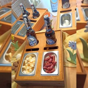 Optimal für die rustikale Tafel. Ob normale Bierflasche oder Stubbi-Flaschen. Alles passt gut. Natürlich auch eine Flasche Wein. (Foto: tom/dkf)