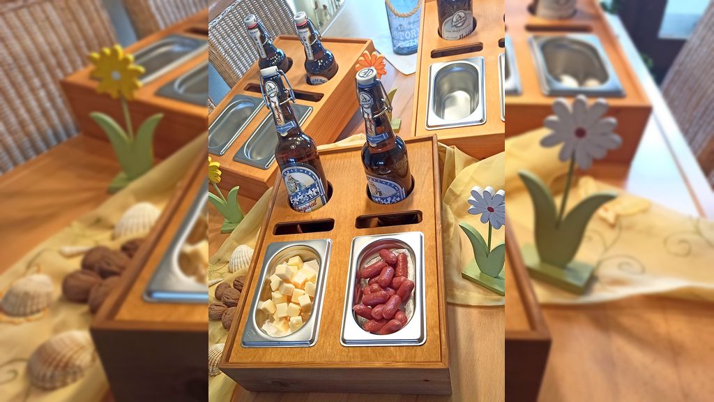 Optimal für die rustikale Tafel. Ob normale Bierflasche oder Stubbi-Flaschen. Alles passt gut. Natürlich auch eine Flasche Wein. (Foto: tom/dkf)